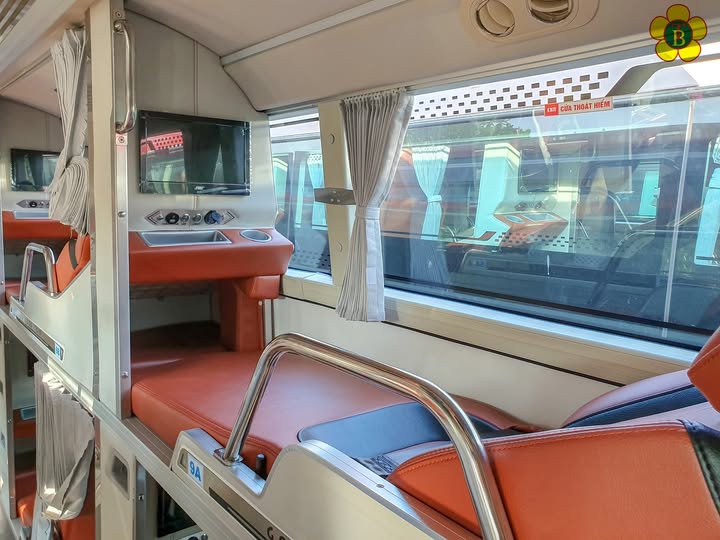 Sleeper VIP Bus Hanoi to Lao Bao border gate
