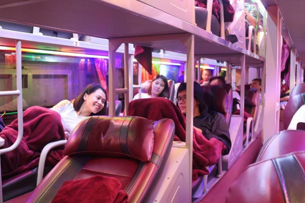 Xe bus đi Vang Viêng Lào